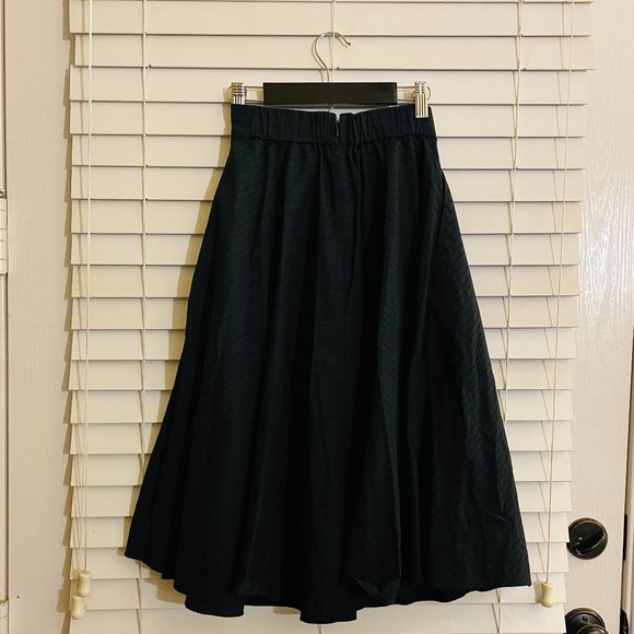 Elegant UNIQLO A-line black skirt - Picture 3 of 9